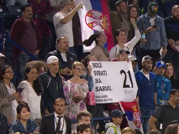 Порука на српском за Ђоковића у Дубаију: Ноле, сврати на сарму, без глутена је! (ФОТО)